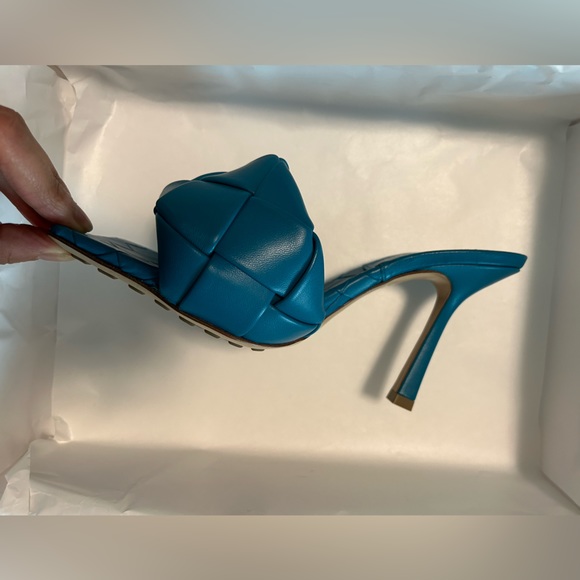 ❌SOLD❌Bottega Veneta Maxi Tabolare Lido Sandal, acid turquoise color, size36 - Picture 3 of 8